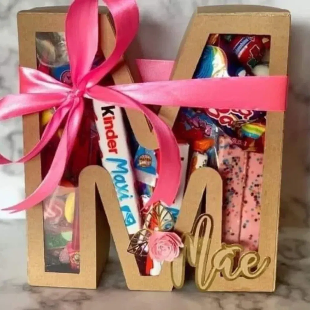Arquivo de caixa em formato de letra M para Dia das Mães.