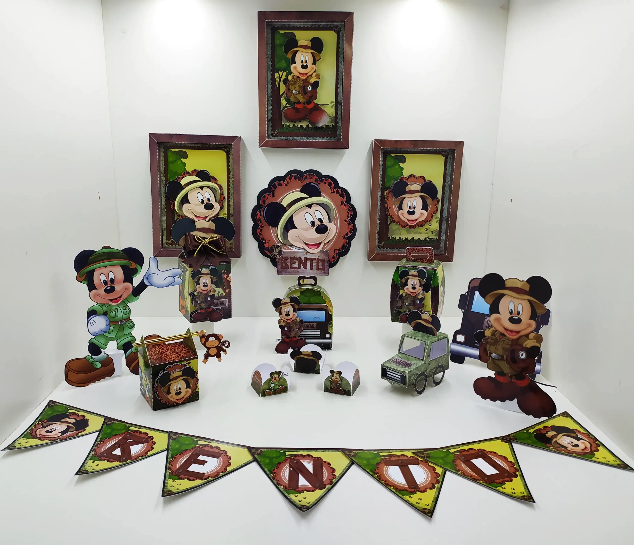 Arquivo de corte Safari do Mickey para Silhouette Studio. Ideal para decoração de aniversário e festas infantis. Inclui topo de bolo.