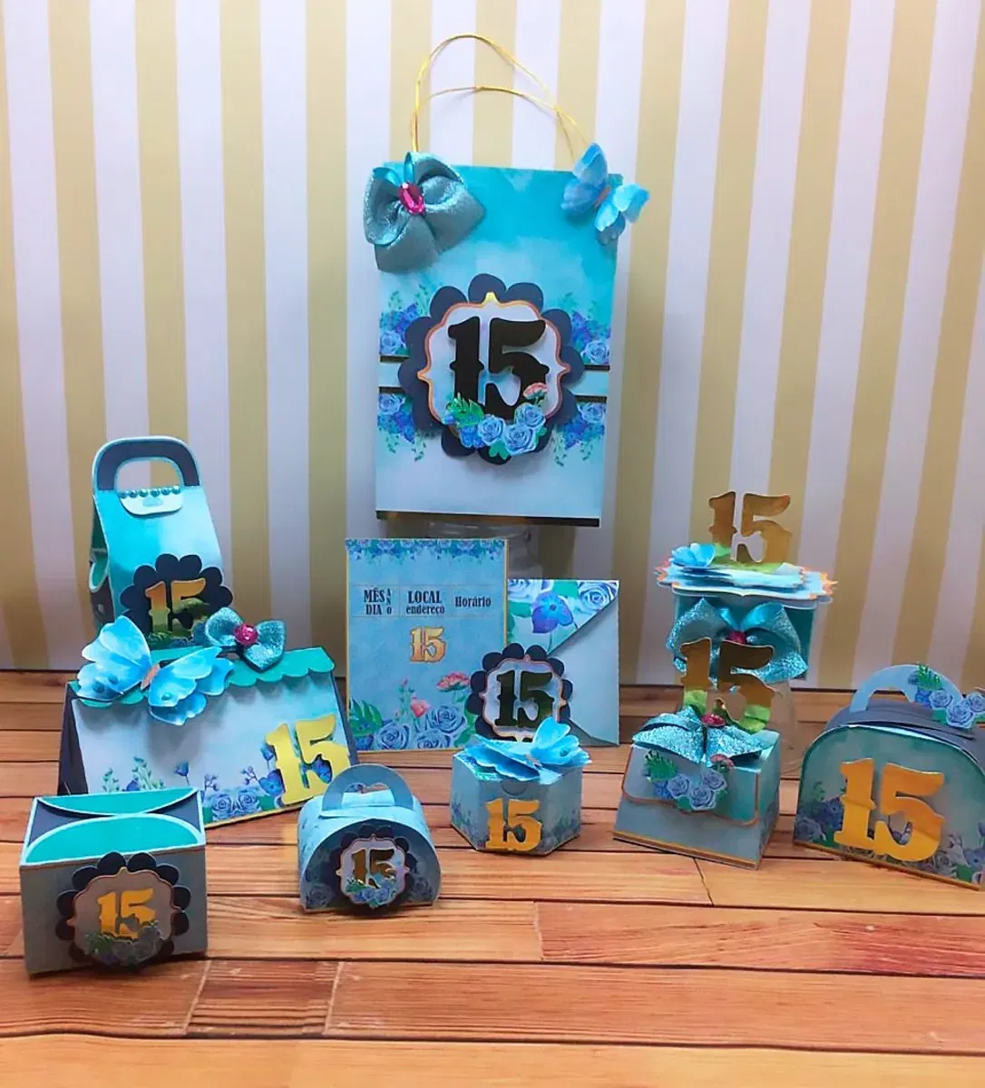 Imagem de decoração para festa de 15 Anos com Flores Azul. Arquivo de Corte Studio essencial para criar topo de bolo e topper. Ideal para temas de aniversário de debutantes.