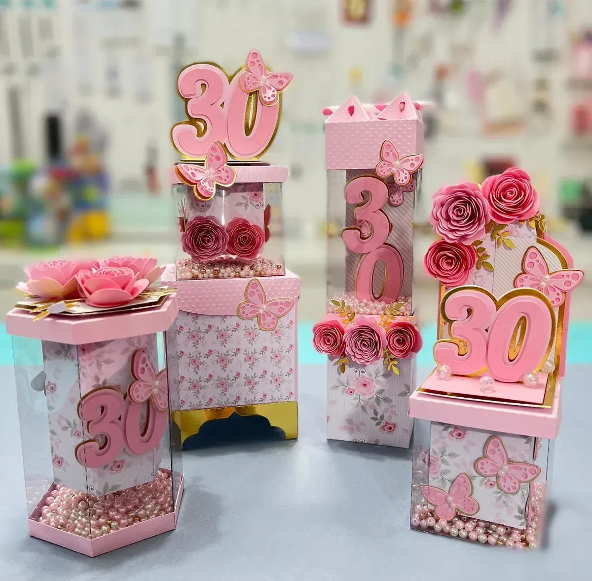 Imagem de decoração para festa de 30 Anos com Temas Floral Rosa. Arquivo de Corte digital essencial para criar topo de bolo e topper. Ideal para aniversário adulto.