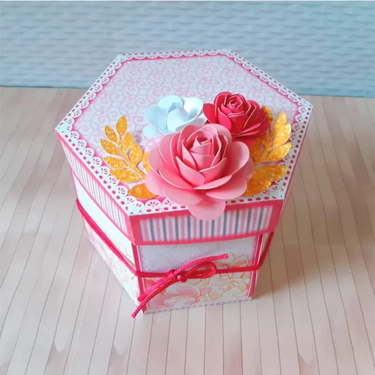 Caixa Explosão Floral em Arquivo de Corte digital. Ideal para criar topo de bolo e topper internos. Perfeita para decoração de festas de aniversário com temas elegantes.