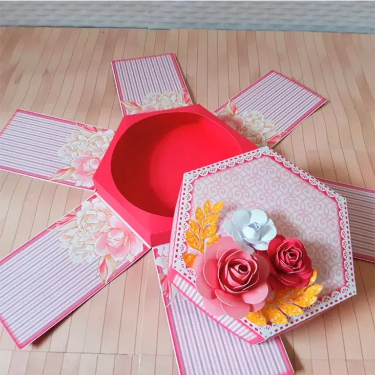 Imagem de Caixa Explosão Floral em Arquivo de Corte. Ideal para decoração e lembranças de festas de aniversário com temas românticos. Pode ser adaptada com topper ou topo de bolo.