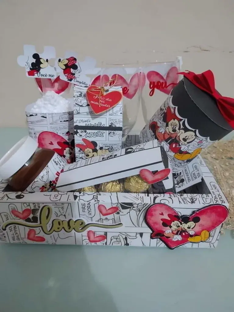 Caixa Mickey e Minnie para Dia dos Namorados em Arquivo de Corte Studio. Ideal para decoração de festas românticas, aniversário de namoro e mimos.