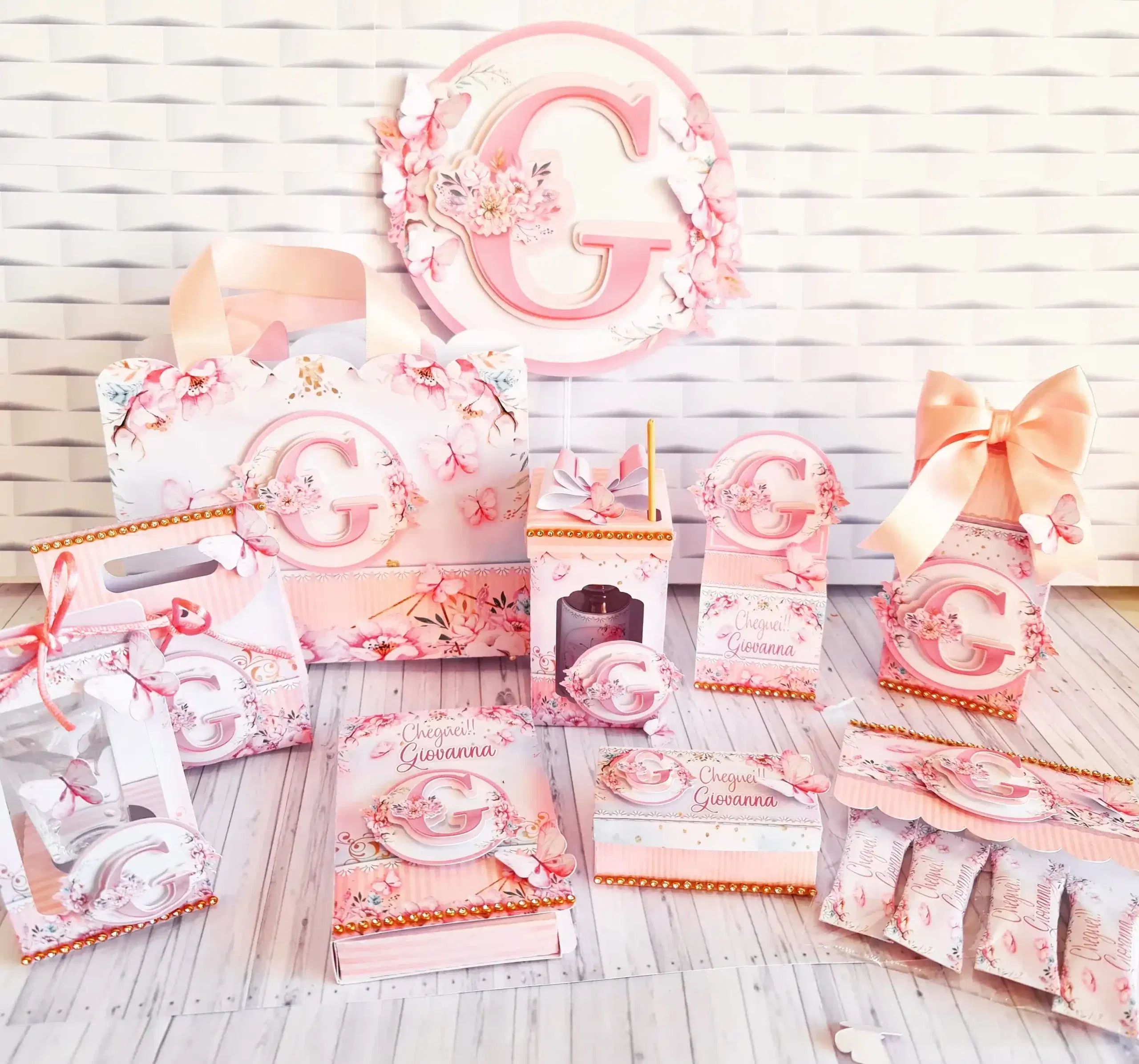 Kit Arquivo de Corte Flores Rosa Studio e PDF. Ideal para decoração de festas de aniversário com temas florais românticos. Inclui moldes de topo de bolo e topper.