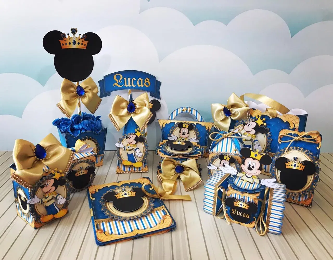 Arquivo de corte Mickey Realeza para decoração de festas. Inclui topper e topo de bolo em Studio, PNG e PDF.