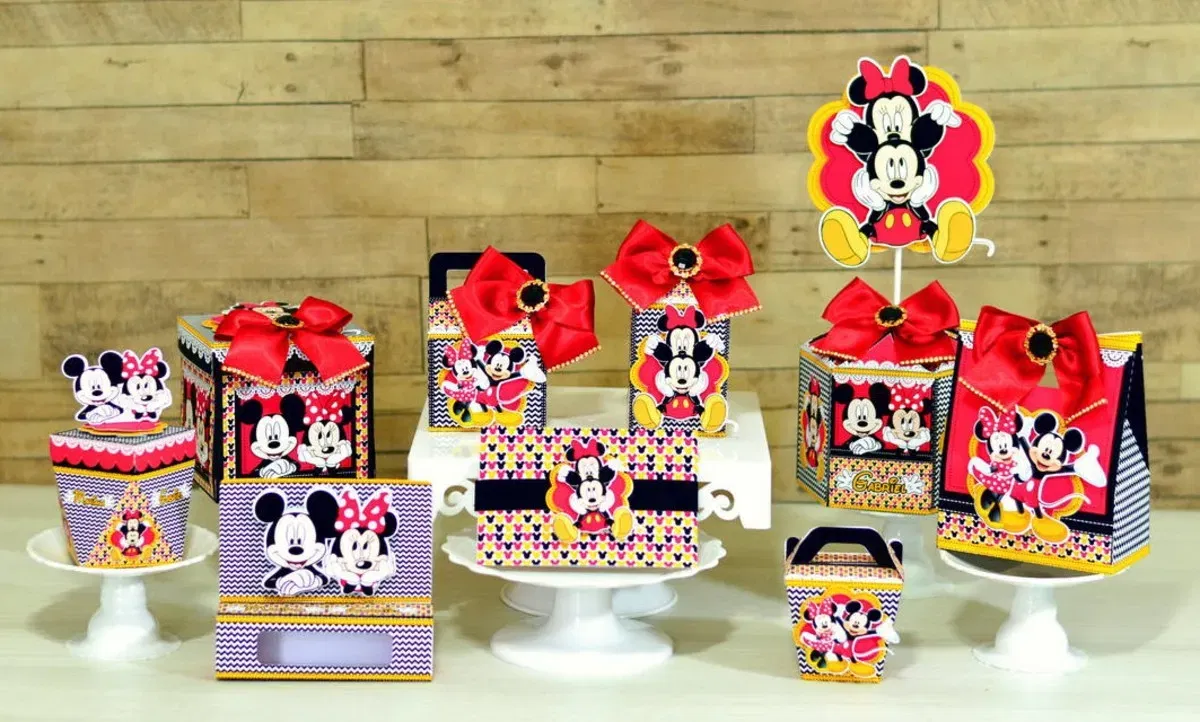 Arquivo de corte Mickey e Minnie nos formatos Studio e PDF. Perfeito para decoração de aniversário e festas. Inclui topper e topo de bolo.