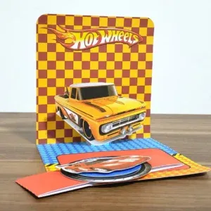 Imagem de Convite Pop Up Hot Wheels. Arquivo de Corte Studio essencial para festas de aniversário com este tema de carros. O convite faz parte da decoração inicial.