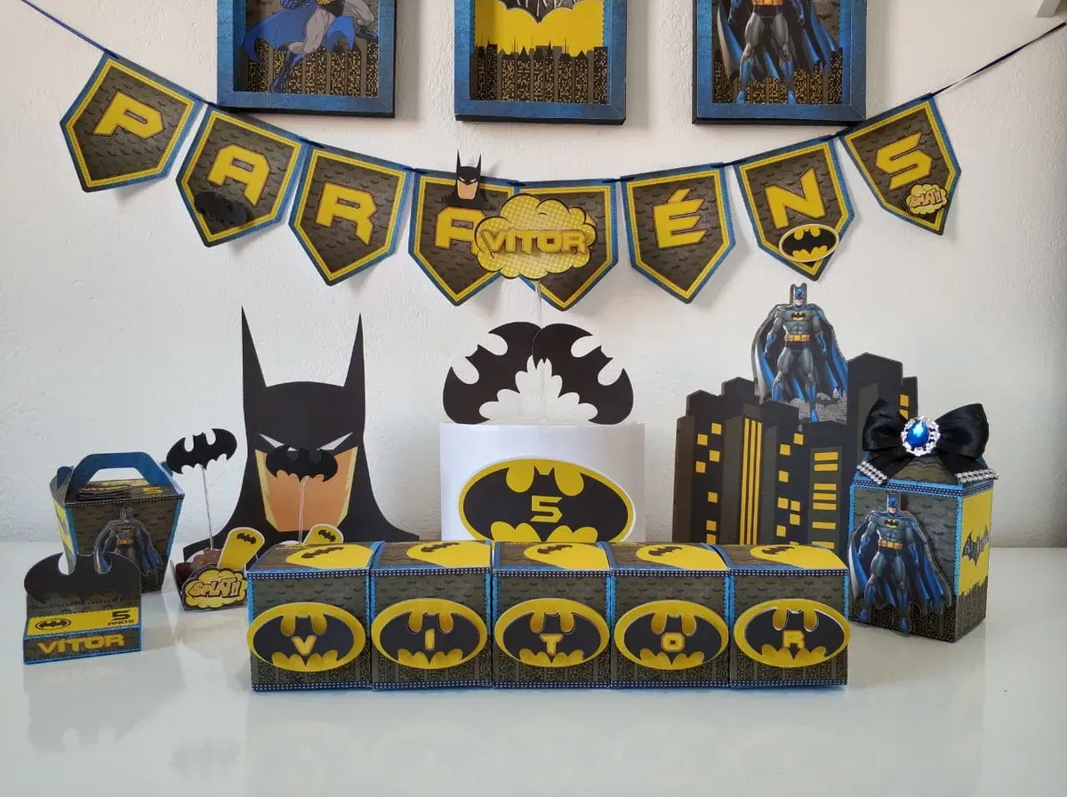 Decoração Aniversário Batman Destaque. Arquivo de Corte Studio e PDF para festas de aniversário. Inclui moldes para topo de bolo e topper.