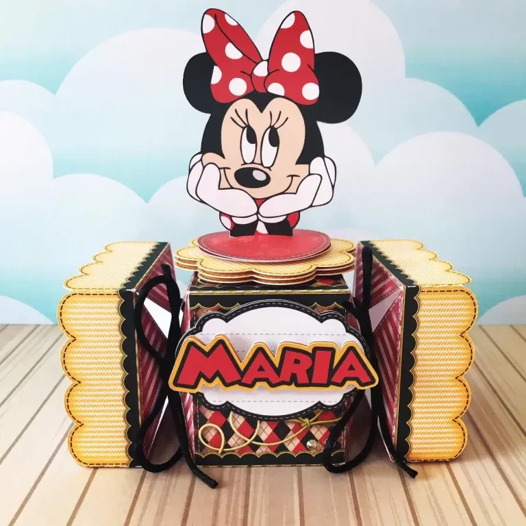 Kit de decoração Mickey e Minnie nos formatos Studio, PNG e PDF. Ideal para temas de festas e aniversário. Inclui moldes de topper.