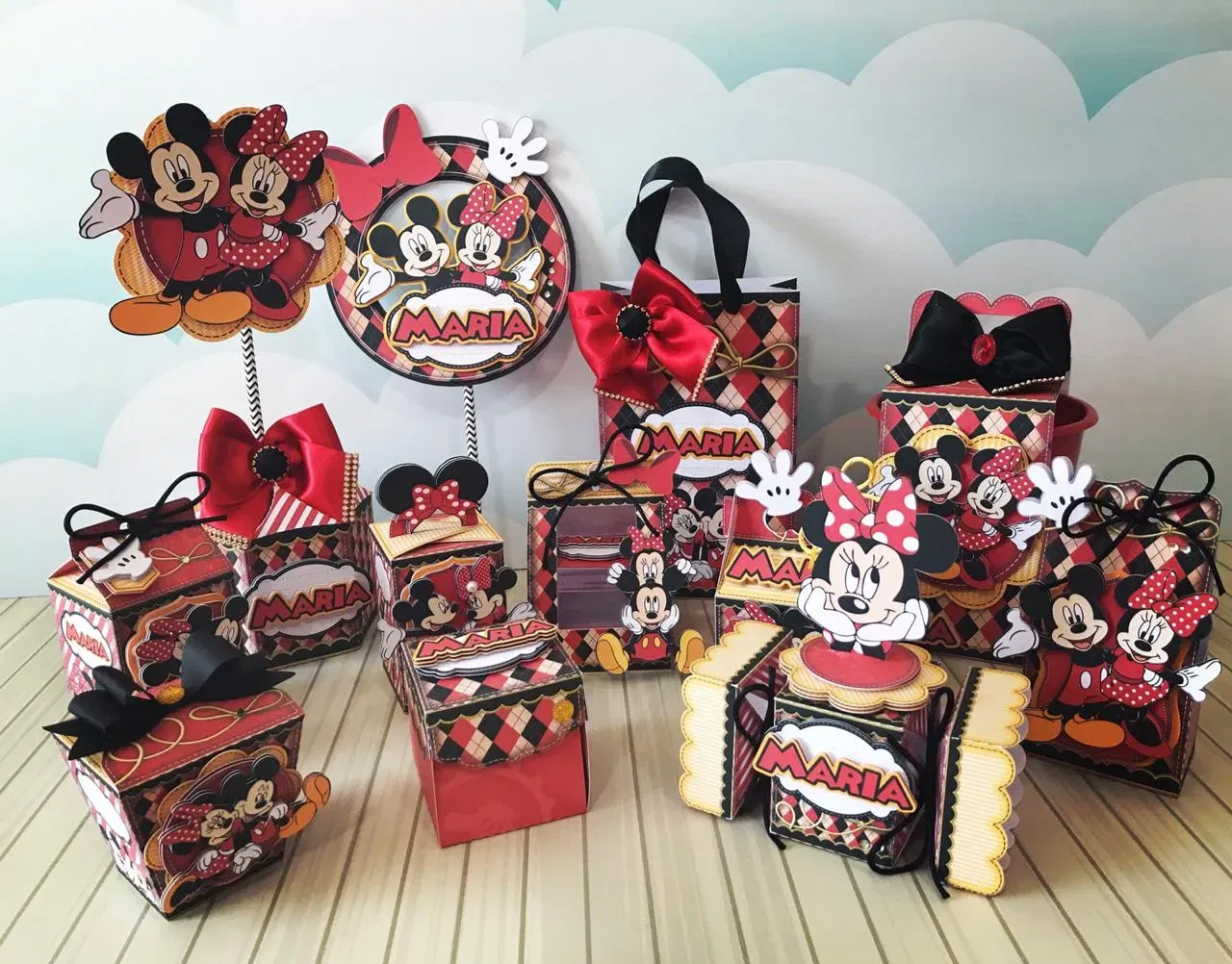 Decoração Mickey e Minnie para aniversário e eventos. Arquivo de corte Studio, PNG e PDF para festas. Inclui topo de bolo e topper.