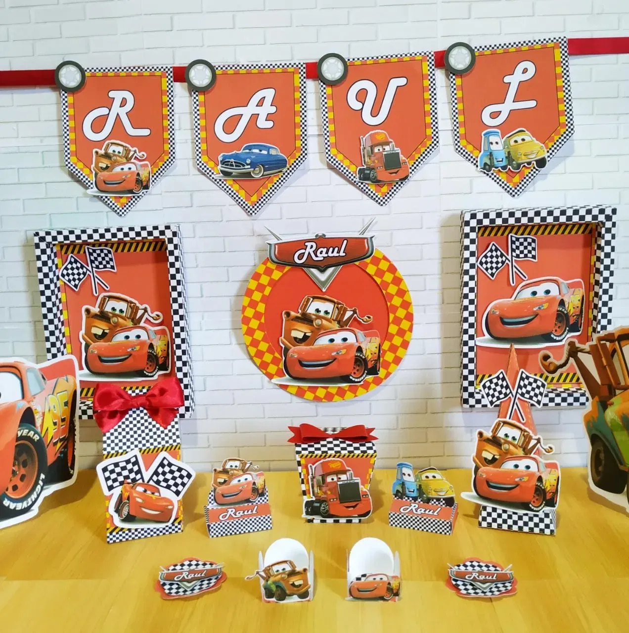 Painel Gigante Hot Wheels em Arquivo de Corte Studio e PDF. Ideal para decoração de festas de aniversário com grande impacto visual e tema de corrida.