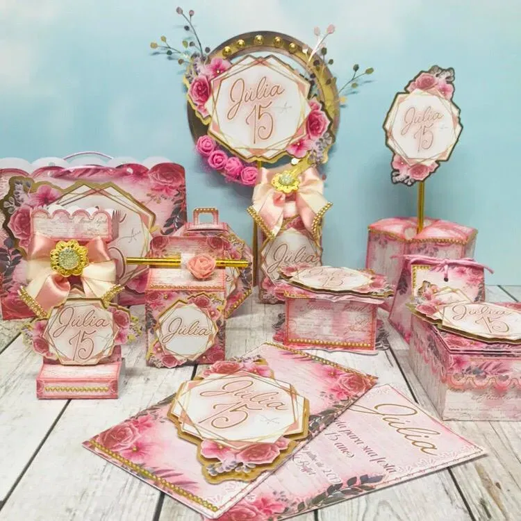 Kit de topper e decoração 15 Anos Flores Rosa (Studio/PDF). Arquivo de Corte para festas de aniversário com temas elegantes. Inclui moldes de topo de bolo.