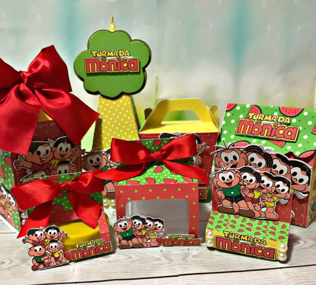 Kit Decoração Turma da Mônica (Studio e PDF). Arquivo de Corte digital essencial para festas de aniversário com este tema clássico. Inclui moldes de topo de bolo e topper.