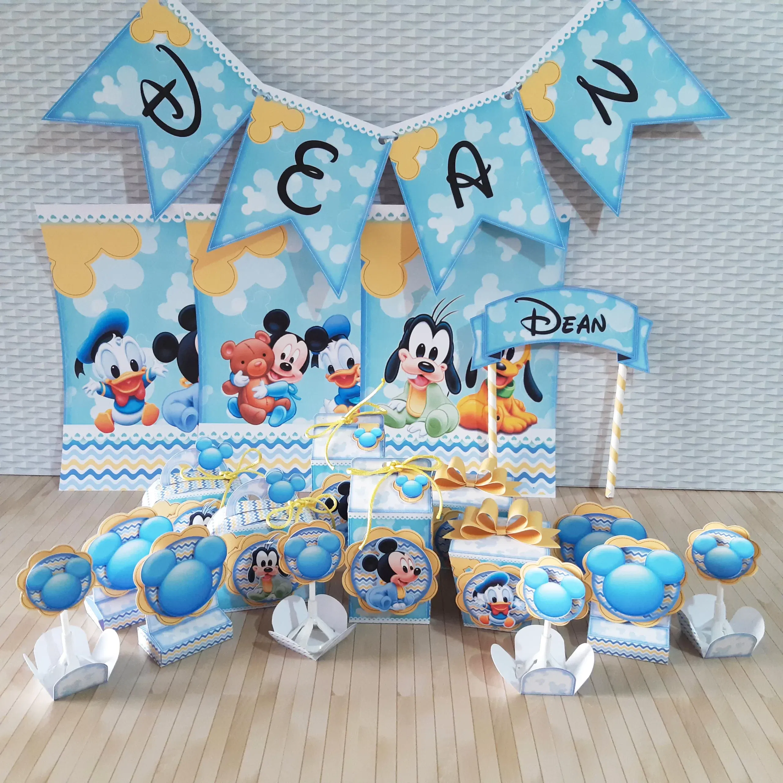 Kit de decoração Turma do Mickey Baby em Studio, PNG e PDF. Ideal para temas de festas de aniversário. Inclui moldes de topper.