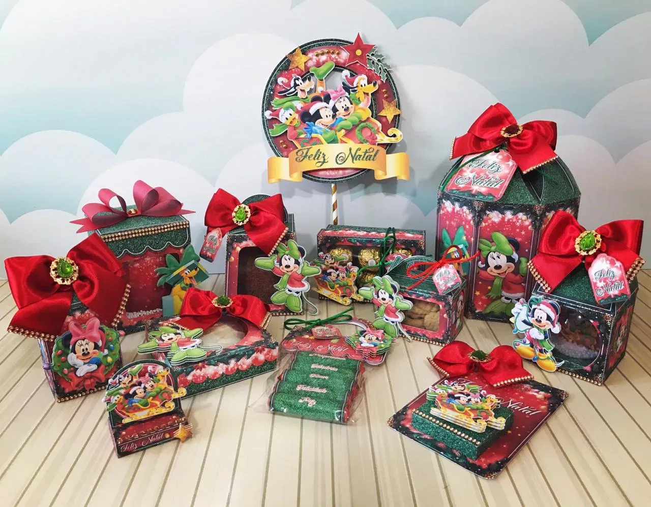 Decoração Mickey Natal para aniversário baby e mesversário. Arquivo de corte Studio, PNG e PDF para festas. Inclui topper.