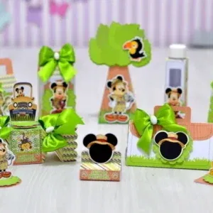 Enfeite de mesa temático Safari do Mickey em arquivo de corte Studio. Ideal para decoração de aniversário e festas infantis. Complementa o topo de bolo.