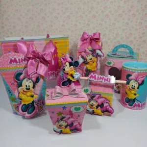 Kit completo festa decoração Minnie em Studio, PNG e PDF. Ideal para topper e temas de festas.