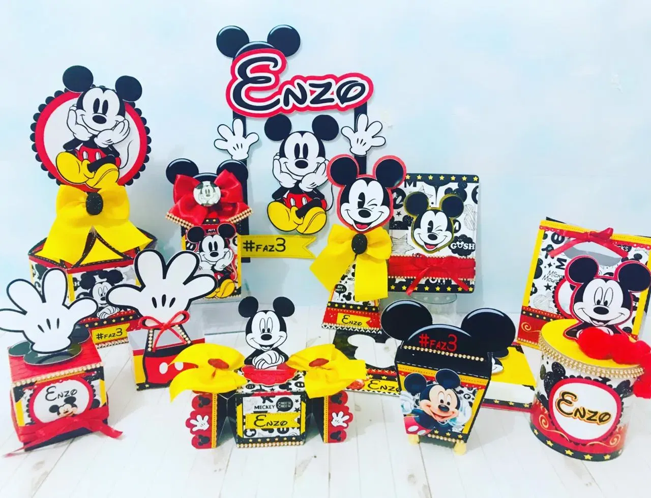 Decoração Mickey Simples para mesversário. Arquivo de corte Studio e PDF para festas. Inclui topper e topo de bolo.