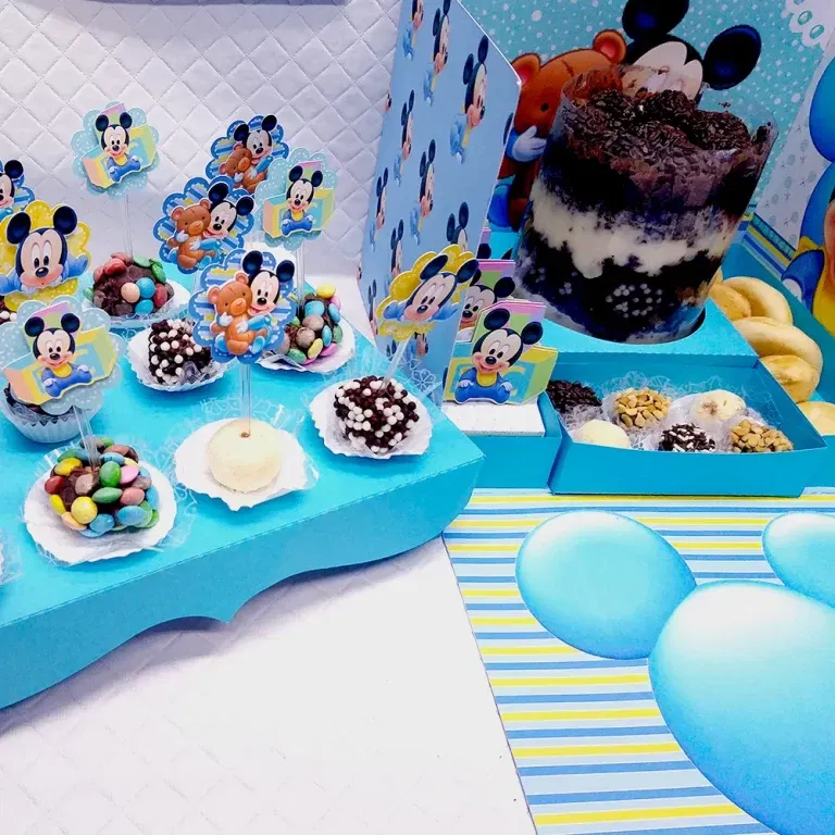 Topo de bolo e topper Mickey Baby para Festa na Caixa. Arquivos Studio e PDF para decoração de mini festas de aniversário.
