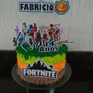 Imagem de Topo de Bolo Fortnite pronto para Imprimir. Arquivo Studio essencial para decoração de festas de aniversário com este tema. Use como topper de bolo.