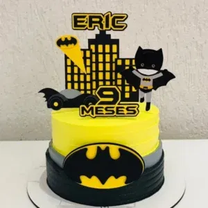 Topo de Bolo Mesversário Batman em Arquivo de Corte Studio. Essencial para decoração de festas de mesversário com este tema. Use como topper de bolo.