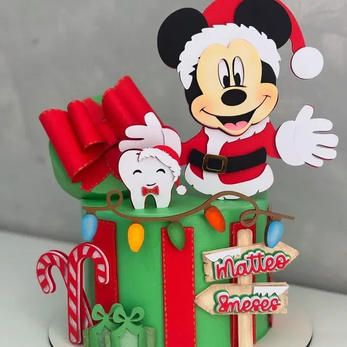 Topo de Bolo Mickey Natal em Arquivo de Corte Studio. Ideal para decoração de festas de fim de ano e aniversário natalino. Inclui topper personalizado.