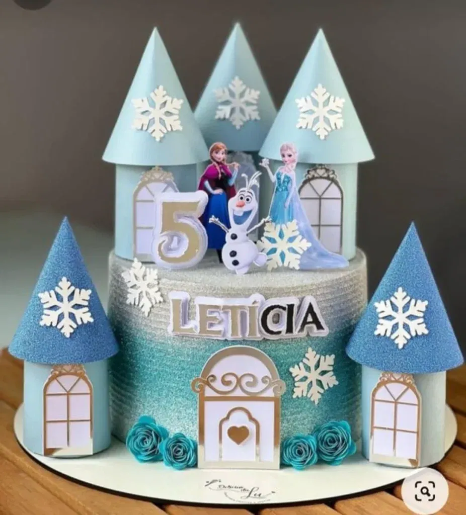 Topo de bolo de aniversário Frozen lúdico.