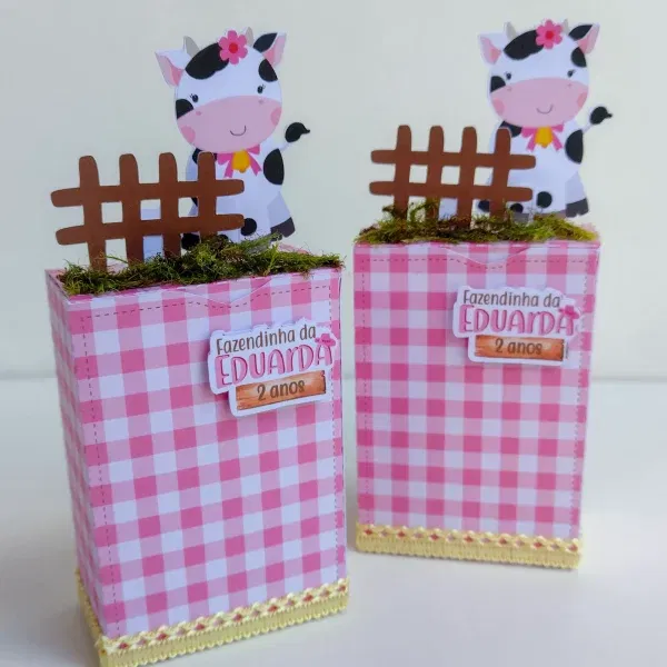 Centro de mesa tema Fazendinha Menina com animais, arquivo digital Studio para decoração de festa de aniversário infantil feminina.