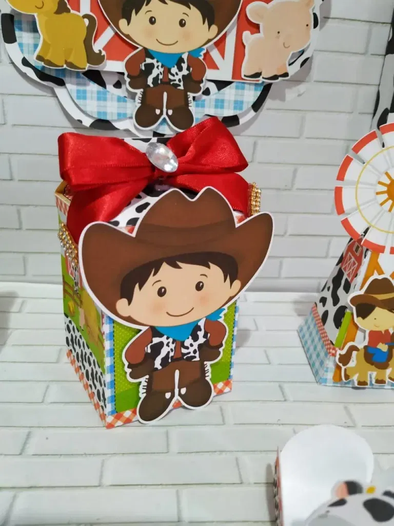 Arquivo digital tema Fazendinha Masculino nos formatos Studio e PDF para decoração de festa de aniversário, topper de bolo e centro de mesa para imprimir.