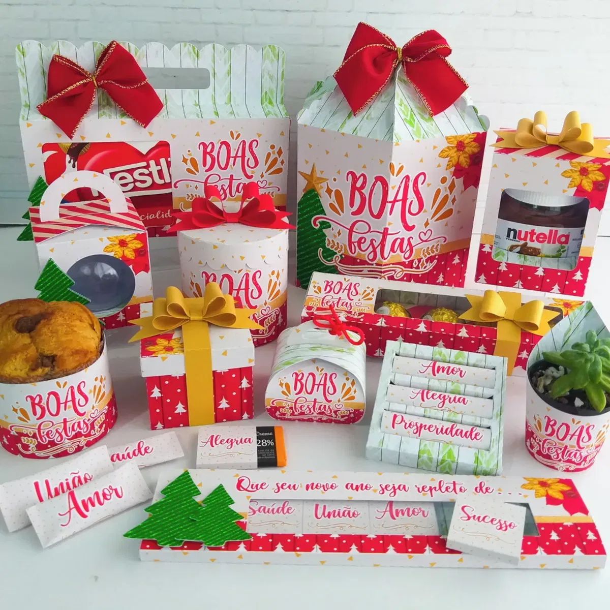 Arquivo de corte digital para topper de bolo e centro de mesa tema Natal nos formatos Studio e PDF para Silhouette e tesoura.