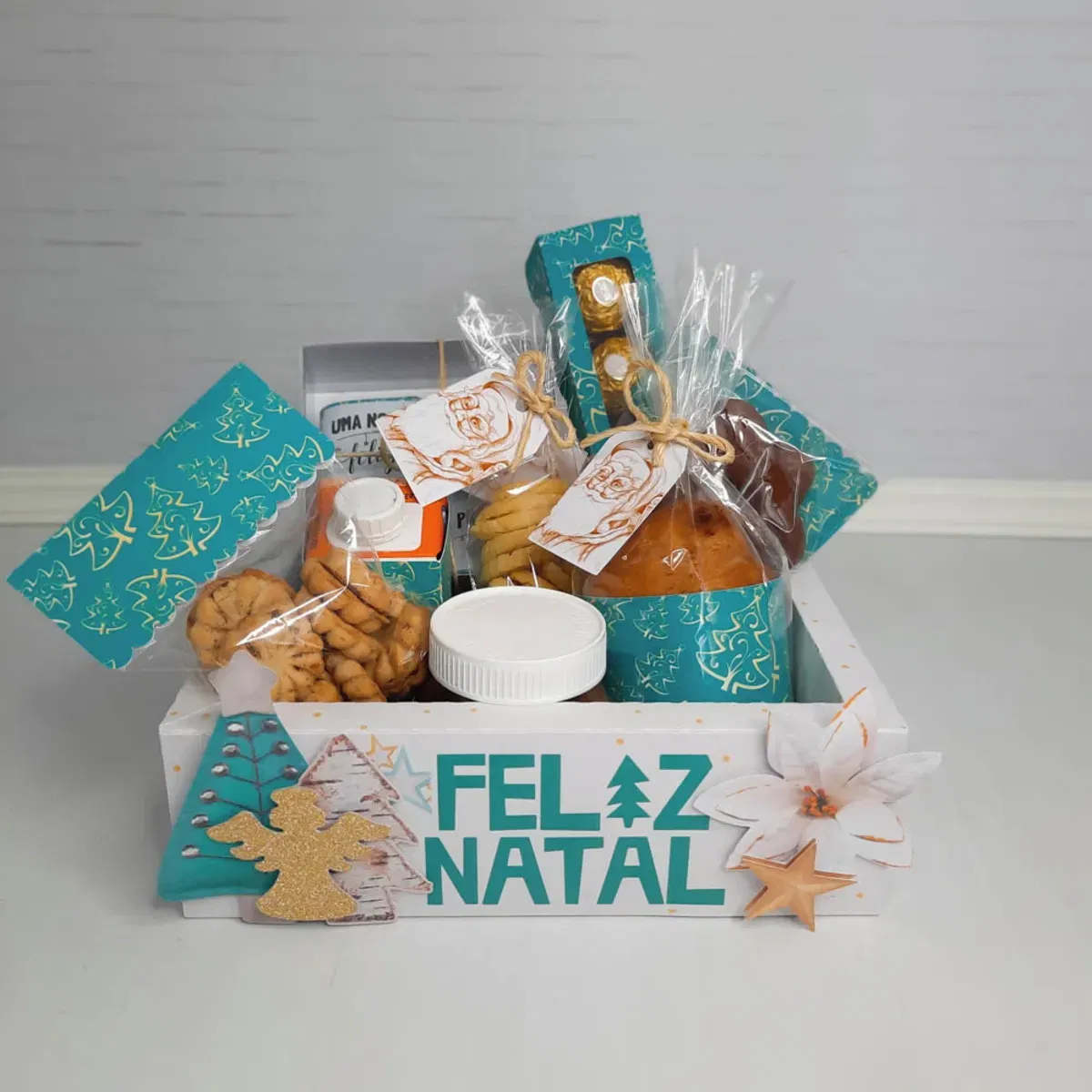 Conjunto de arquivos digitais tema Cesta de Natal para imprimir e recortar nos formatos Studio e PDF para presentes e decoração.