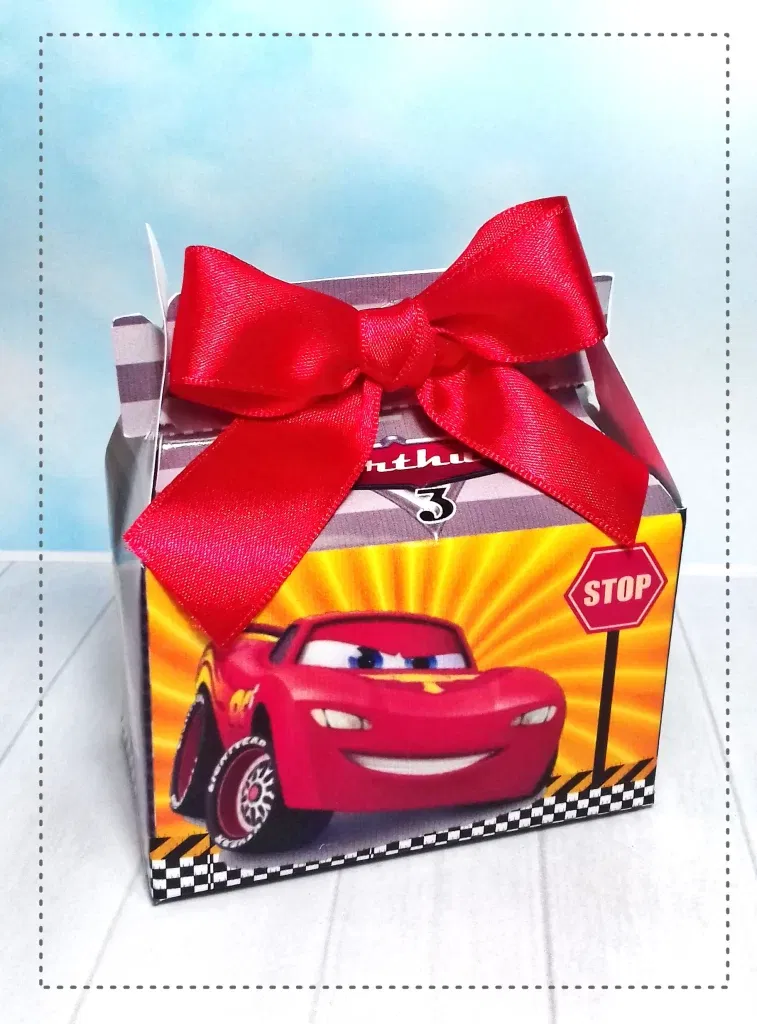 Arquivo de corte Silhouette para caixa e decoração de aniversário Carros no formato Studio, ideal para personalizados de luxo e festas temáticas.