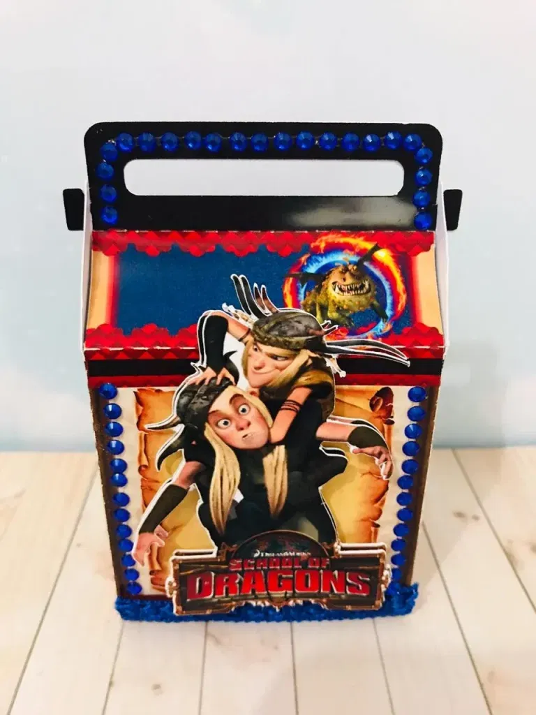 Molde de topo de bolo temático Como Treinar Seu Dragão para aniversário nos formatos Studio e PDF para impressão em alta resolução.