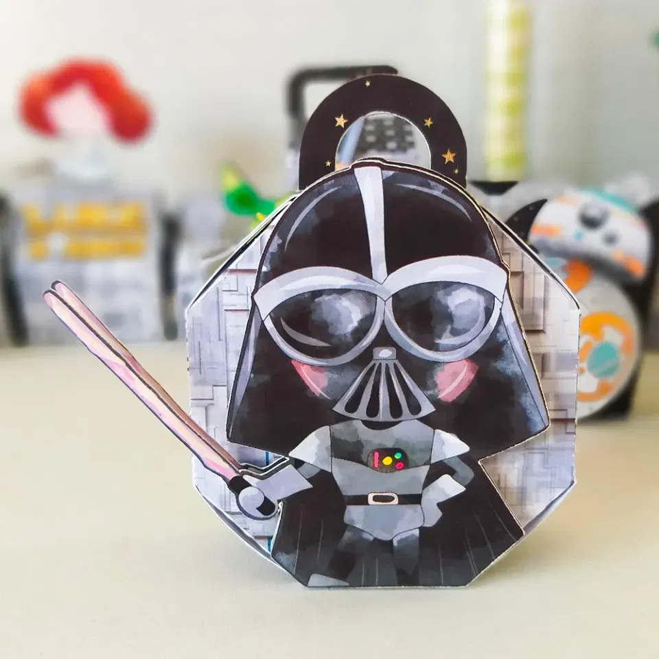 Molde de topo de bolo temático Star Wars nos formatos Studio e PDF para impressão em alta resolução e decoração de festas intergalácticas.