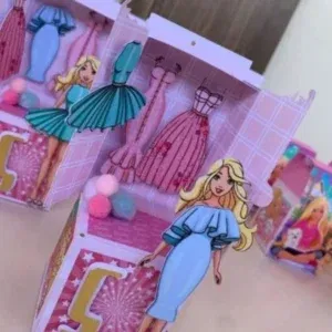 Arquivo digital de boneca Barbie com roupas para trocar nos formatos Studio e PDF para máquinas de corte Silhouette ou tesoura em festas.
