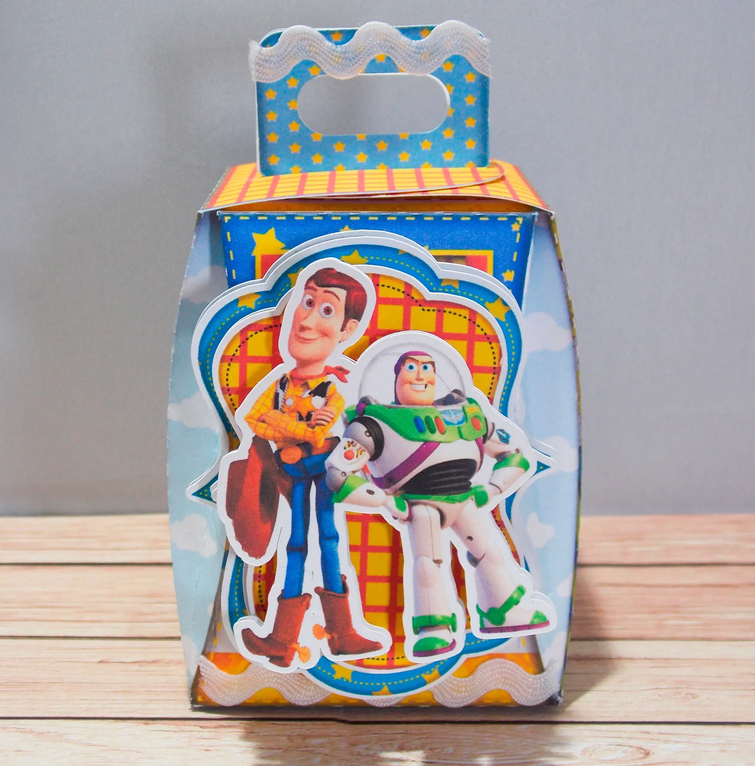 Conjunto de arquivos digitais para painel circular tema Toy Story para imprimir e recortar nos formatos Studio e PDF.