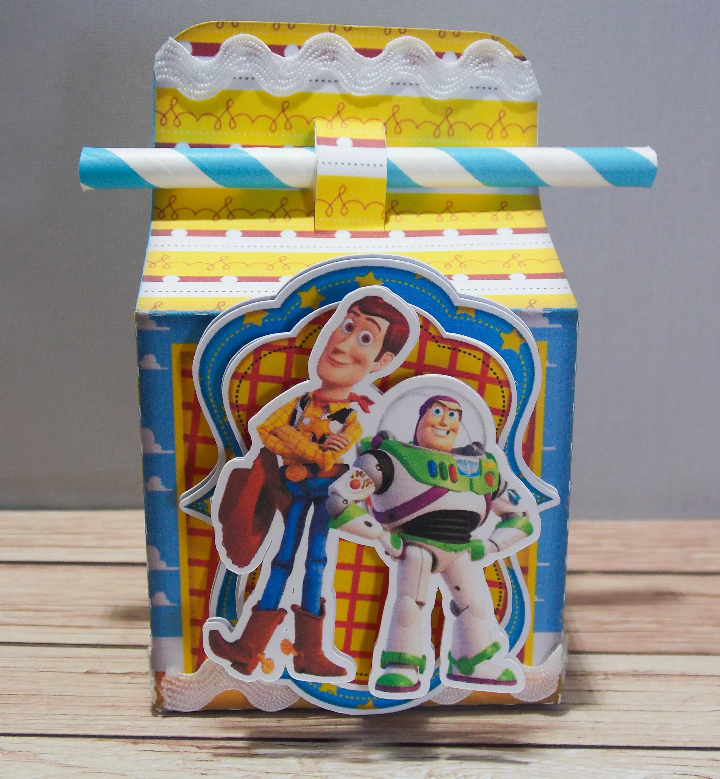 Arquivo de Toy Story para recortar nos formatos PDF e Studio ideal para painéis redondos e decorações de mesas.