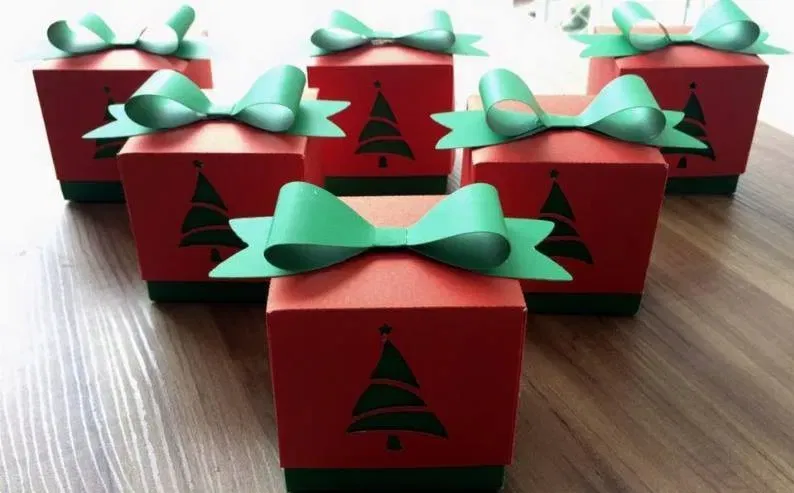 Arquivo digital tema Caixinha de Natal no formato Studio para embalagem de presente e lembrancinha natalina para imprimir e recortar na Silhouette.