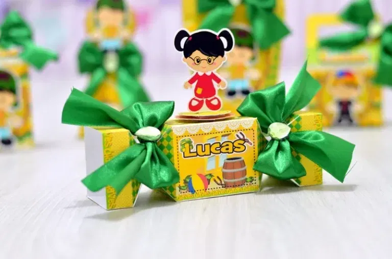 Arquivo para topo de bolo e itens de decoração Chaves no formato Studio, pronto para recortar em máquinas Silhouette Cameo ou Portrait.