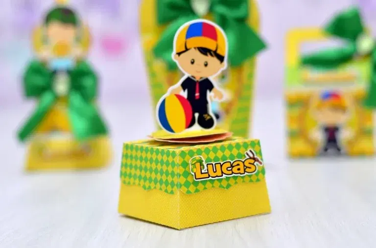 Molde de topo de bolo tema Turma do Chaves para Silhouette Studio com impressão em alta resolução e decoração de festas infantis.