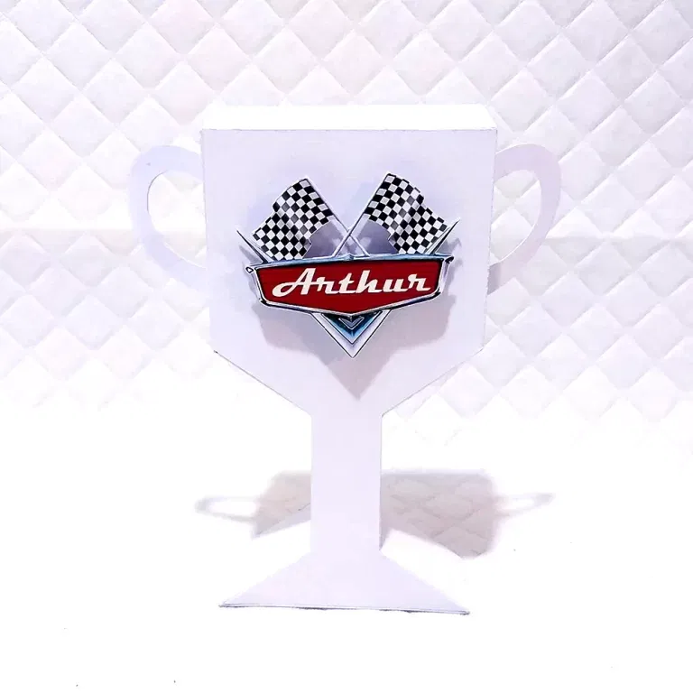 Arquivo de corte para caixa e decoração infantil tema Carros nos formatos Studio e PDF, ideal para festas de aniversário temáticas.