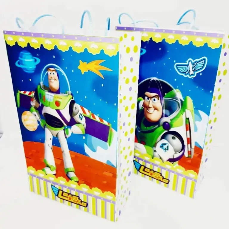 Conjunto de arquivos digitais tema Buzz para centros de mesa para imprimir e recortar nos formatos Studio e PDF.