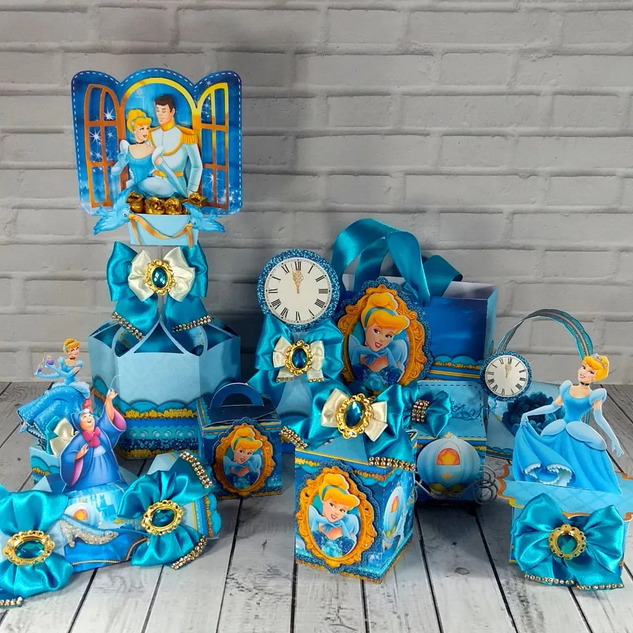 Arquivo digital tema Cinderela para decoração de festa infantil no formato Studio para topo de bolo e itens personalizados para imprimir e recortar.