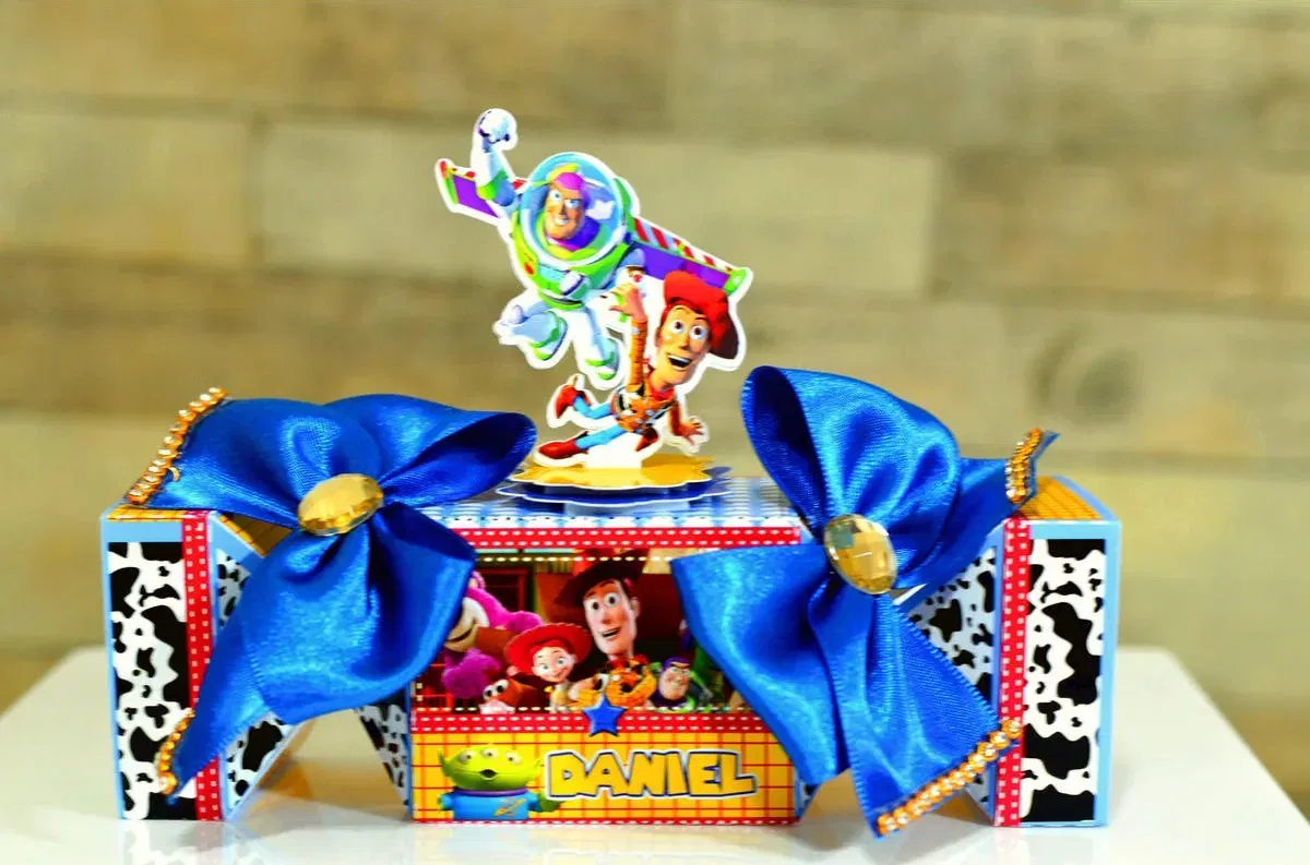 Arquivo de Toy Story para recortar nos formatos PDF e Studio ideal para decoração de mesas e festas de aniversário infantis.