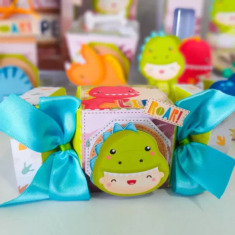 Arquivo para topo de bolo e itens de decoração tema Bebê Dinossauro nos formatos Studio e PDF, pronto para imprimir e recortar na Silhouette.