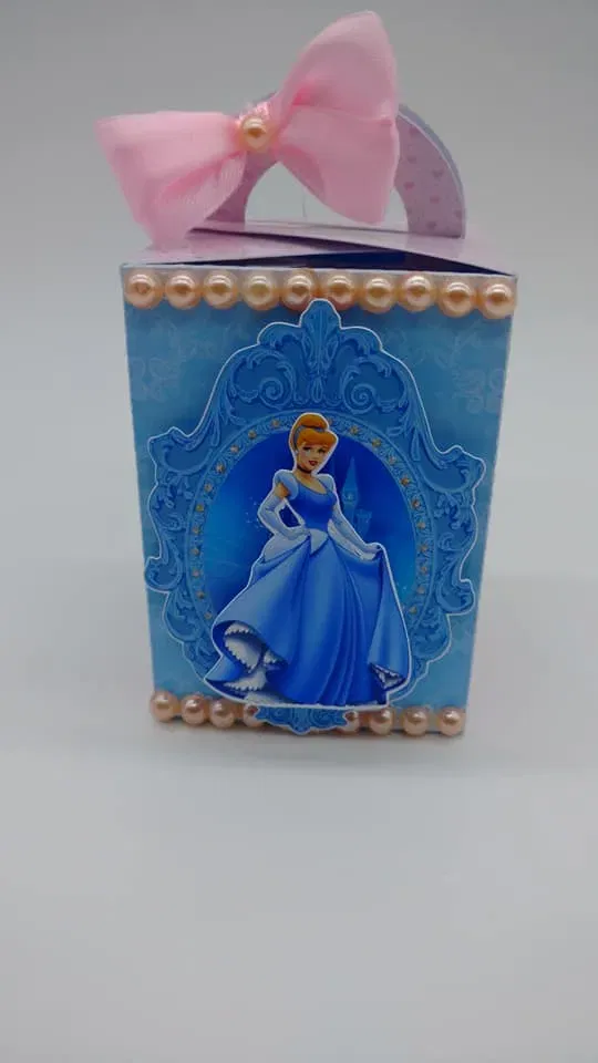 Arquivo de Cinderela infantil para recortar nos formatos PDF, PNG e Studio ideal para decoração de mesas e festas de aniversário.