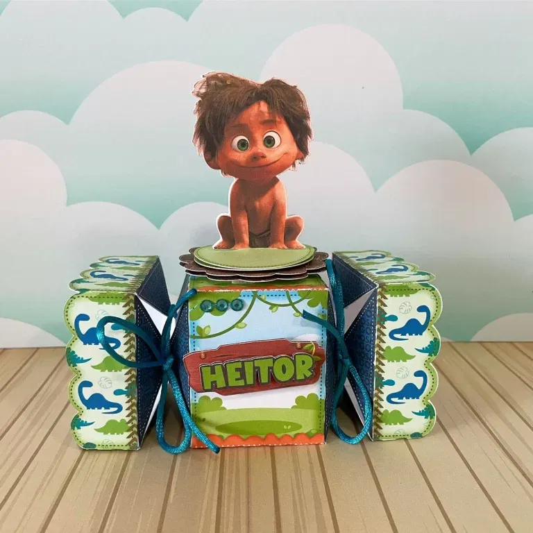 Molde de topo de bolo temático O Bom Dinossauro nos formatos Studio, PNG e PDF para impressão em alta resolução e decoração de festas.