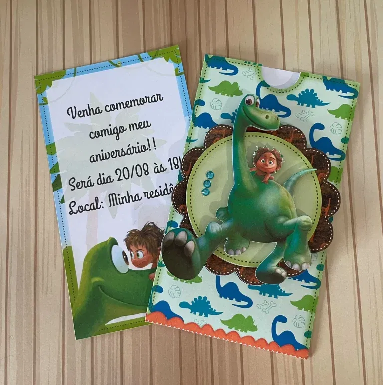 Arquivo de corte para caixa e decoração tema O Bom Dinossauro nos formatos Studio, PNG e PDF, ideal para festas de aniversário temáticas de luxo.