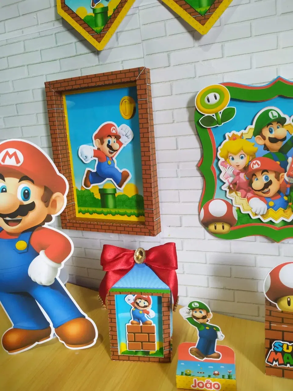 Arquivo de Mario e Luigi para recortar nos formatos PDF, PNG e Studio ideal para decoração de mesas e festas infantis.