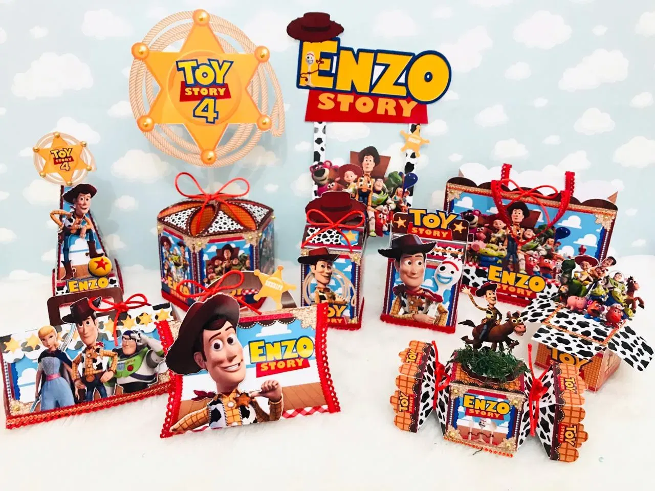 Arquivo digital tema Toy Story Luxo nos formatos Studio e PDF para decoração de festa personalizada para imprimir e recortar na Silhouette.